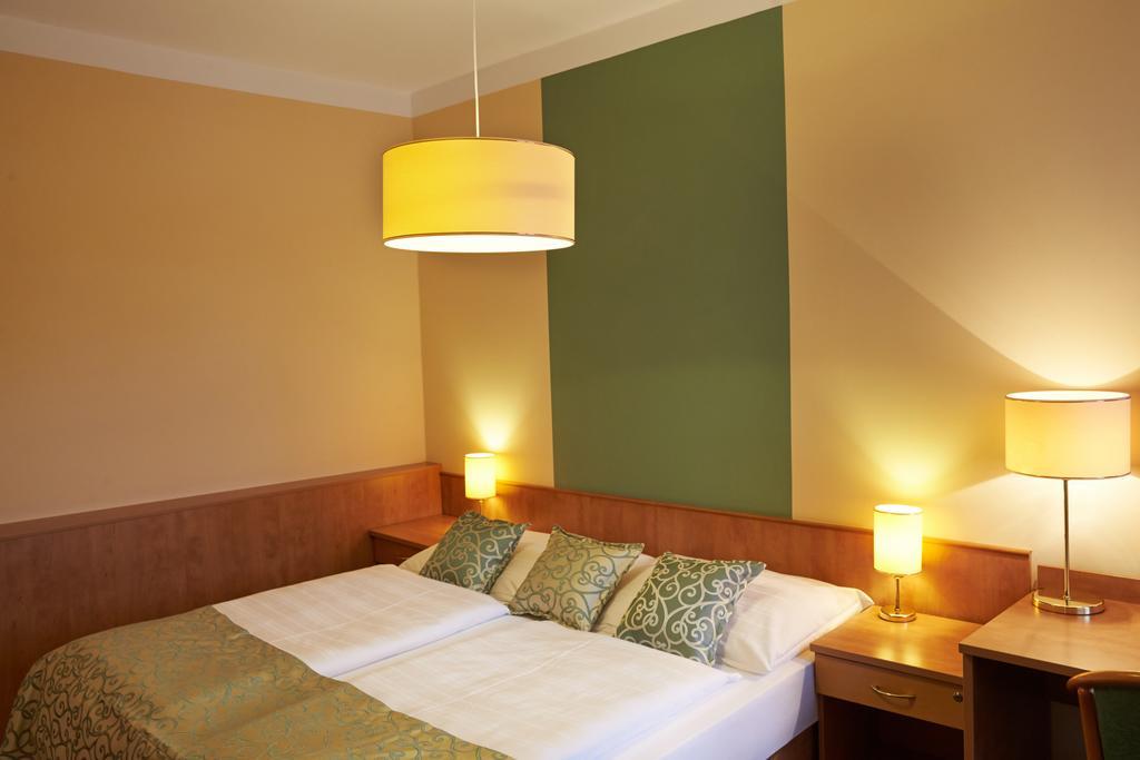 Hotel Bily Jednorozec Trebon Exterior photo