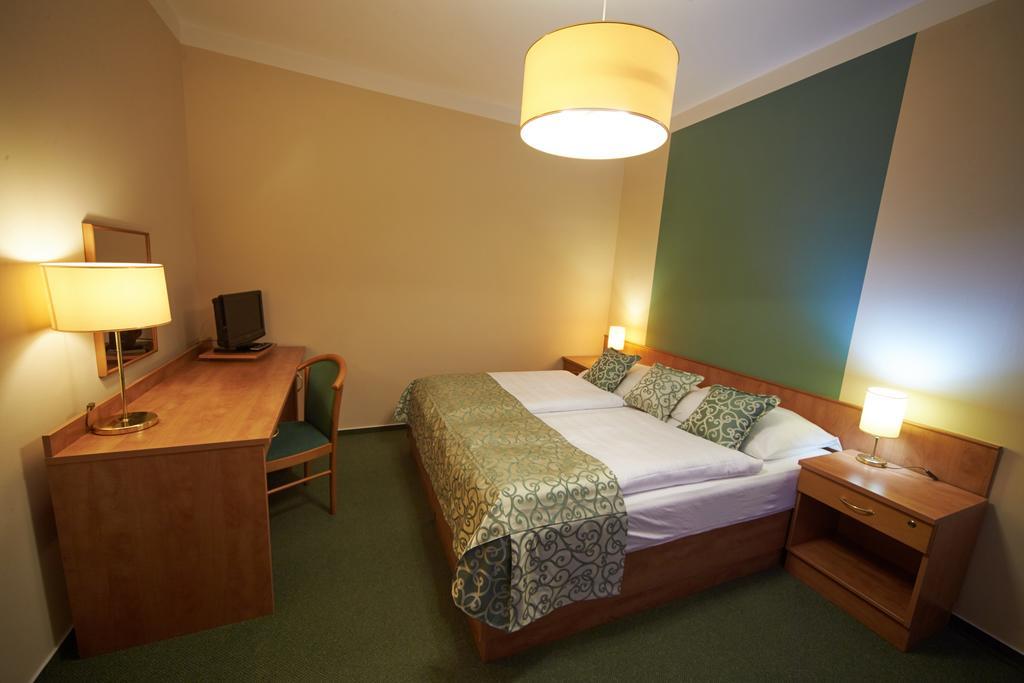 Hotel Bily Jednorozec Trebon Exterior photo